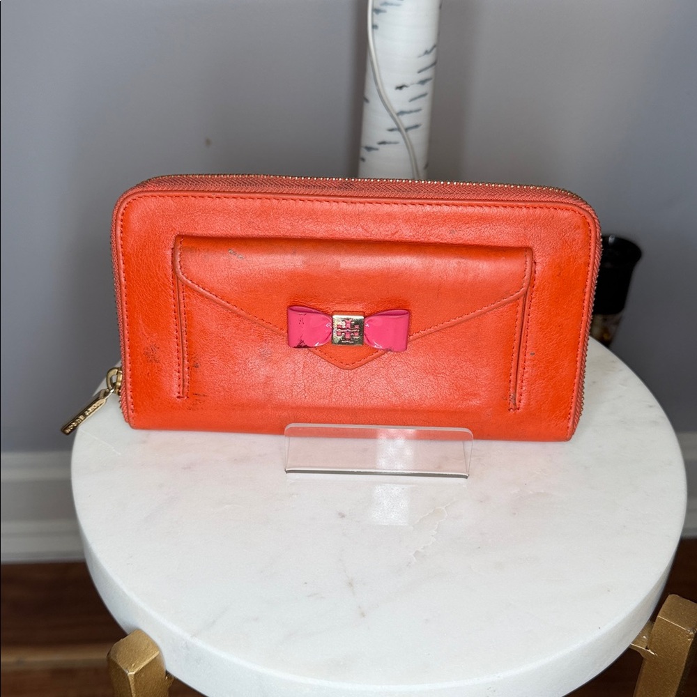 Tory Burch GUC orange signature leather fall zip around wallet. slight rubbing